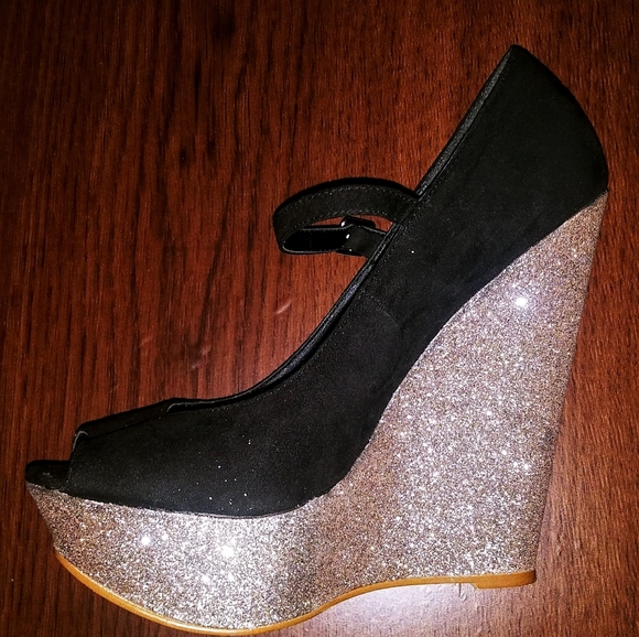 Like New Steve Madden 'Operaa' Wedges - Picture 7 of 8